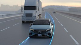 Ein Auto mit Spurwechsel-Assistant auf einer Autobahn neben einem LKW.