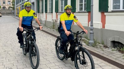 Zwei Polizisten auf Fahrradstreife in Ansbach.