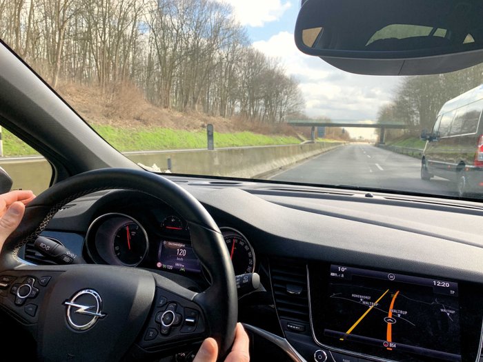 Eine bauliche Trennung von beiden Fahrrichtungen auf einer vierstreifigen Bundesstraße.