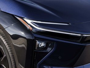 Die Scheinwerfer des Toyota bZ4X. 