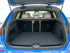 Blick in den Kofferraum des Mercedes GLC 400 4-Matic Elektro.