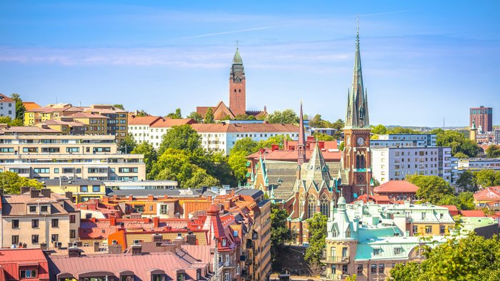 Blick aus der Vogelperspektive auf Kirchtürme und Dächerlandschaft Göteborgs