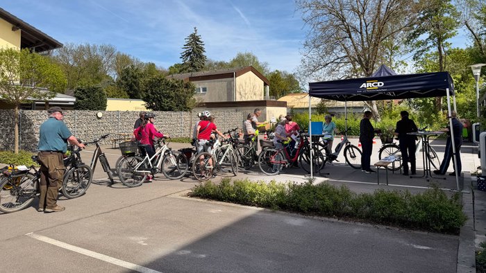 Viele Fahrradfahrer stehen an der ARCD-Clubzentrale in der Schlange. 