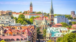 Blick aus der Vogelperspektive auf Kirchtürme und Dächerlandschaft Göteborgs