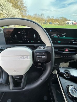Displays im Cockpit des Kia EV6. 