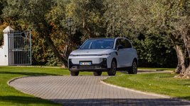 Leapmotor B10 Hybrid EV parkt auf einer Grundstücksauffahrt