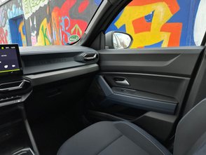 Blick in den Innenraum der Beifahrerseite des Dacia Duster