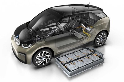 Modell eines BMW mit einem Akku.