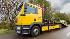 Abschleppwagen des ARCD mit einem Pannen-Pkw 