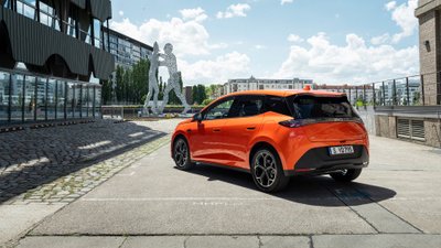 BYD Dolphin G DM-i Test – Ansicht von hinten.