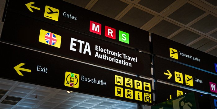 Hinweisschild am Flughafen zu ETA für Großbritannien