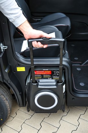 Akku des Silence S04 wird aus Schacht gezogen.