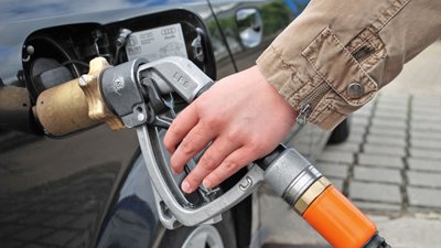 Auto, welches betankt wird.