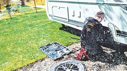Pannenhilfe am Wohnwagen auf einem Campingplatz.
