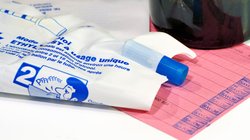 Ein Alkoholtest aus Frankreich neben einer Flasche Wein