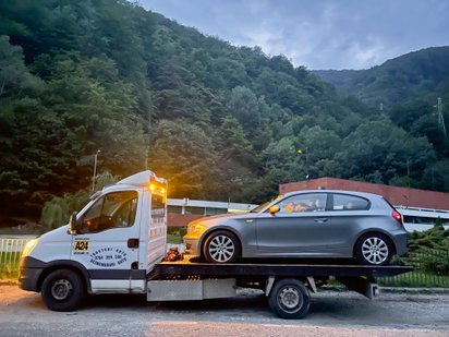 Auto, welches abgeschleppt wird.