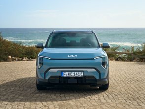Blauer Kia EV3 steht auf einem Platz. 