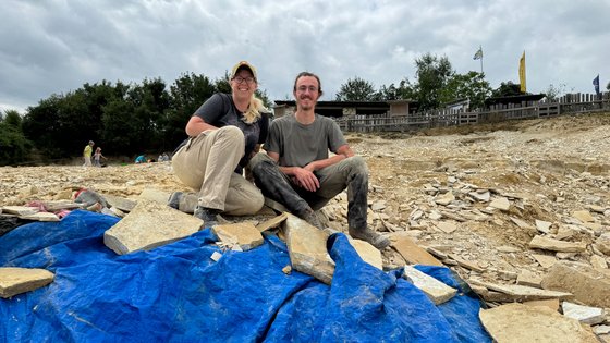 Paläontologen im Steinbruch im Altmühltal mit einem gefundenen Fisch