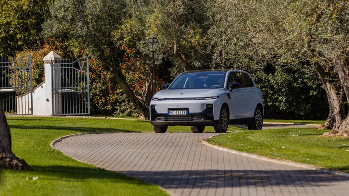 Leapmotor B10 Hybrid EV parkt auf einer Grundstücksauffahrt