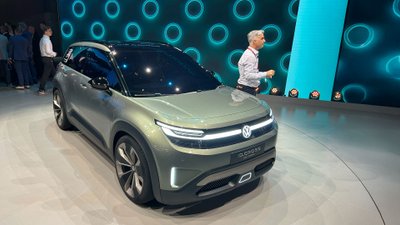 VW ID.Cross wird auf einem IAA-Messestand gezeigt.