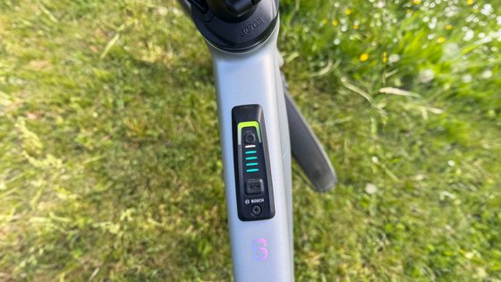 Steuereinheit mit LED-Anzeige vom Cube Editor Hybrid, die Anzeige leuchtet grün.