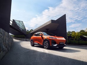 Changan Deepal S07 parkt vor einem futuristischen Gebäude.