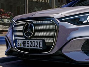 Frontmaske des Mercedes-Benz C 400 4Matic Elektro mit Leuchtpunkten