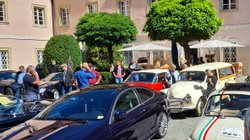 Oldtimer im Innenhof des Kloster Weltenburgs.