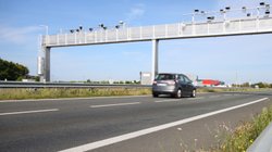 Ein Auto passiert eine Free-Flow-Mautbrücke in Frankreich. 