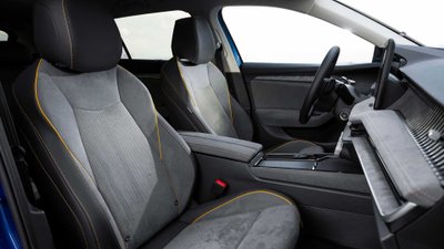 Blick auf die vorderen Sitze des Skoda Superb Combi iV 
