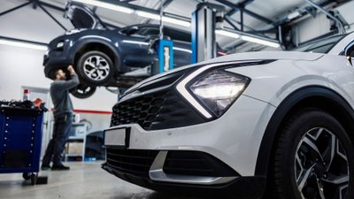 Autos stehen in einer Autowerkstatt. 