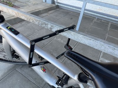  Das Faltschloss Trelock FS480 sichert ein Pedelec an einen Einkaufswagenständer.