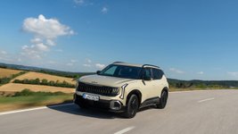 Kia Seltos fährt auf einer Landstraße. 