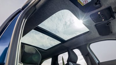 Blick von unten durch das Panorama-Glasschiebedach des Dacia Bigster