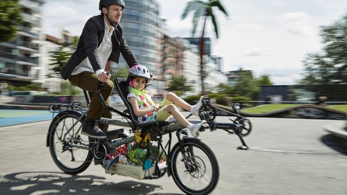 Eltern-Kind-Tandem, auf dem auch ältere Kinder mitfahren können..