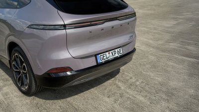 Heck des neuen Xpeng G6 mit leichtem Heckspoiler.