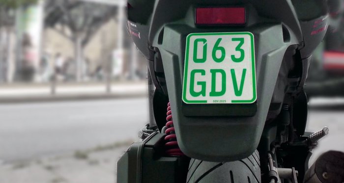 Grünes Kennzeichen für Mofas, Roller, Mopeds und E-Scooter.