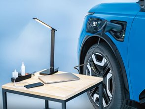 Nissan Micra EV liefert Strom für eine Stehlampe.