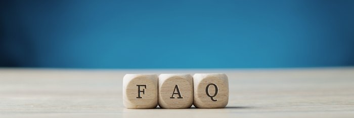 Holzwürfel auf einem Tisch, auf denen die Buchstaben F, A und Q stehen.