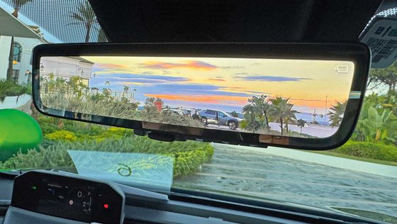 Der Innenspiegel des Toyota bZ4X zeigt ein Kamerabild.