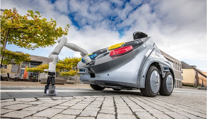 Roboterauto EDAG Citybot sammelt Müll auf