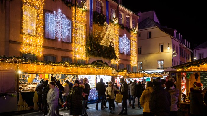 Kulisse des Weihnachtsmarkts in Montbeliard mit funkelnden Lichtern.