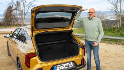 Heckansicht des Kia K4. 