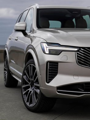 Tagfahrlicht an der Front des Volvo XC90 PHEV