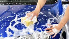 Autowäsche per Hand mit einem Schwamm