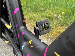 Die bunte und reflektierende Sonderbeklebung des i:SY P12 Longtail.