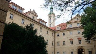 Blick auf die Fassade des Klementinums in Prag.