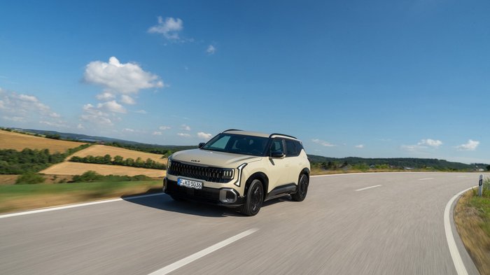 Kia Seltos fährt auf einer Landstraße. 
