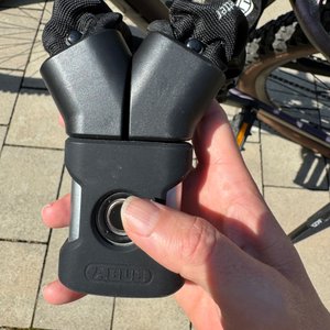 Das Abus Yardo Fingerprint 7807F wird mit einem Fingerabdruck geöffnet.