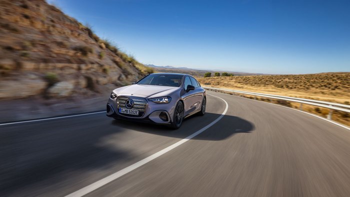Eine Mercedes-Benz C-Klasse Elektro fährt auf einer Landstraße.